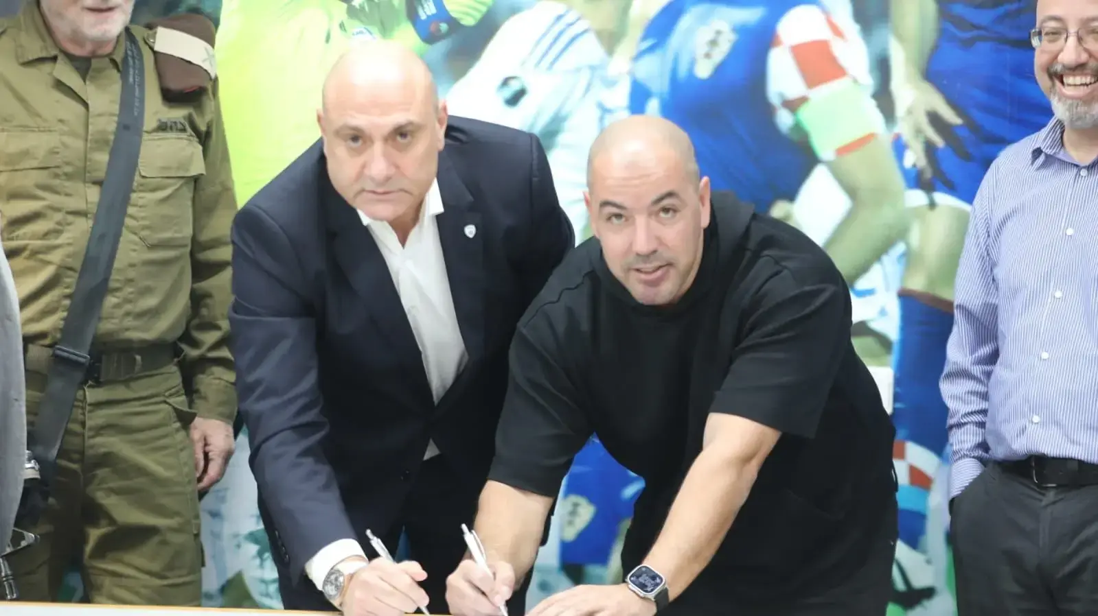 יו"ר ההתאחדות לכדורגל שינו זוארץ עם משה בוחבוט