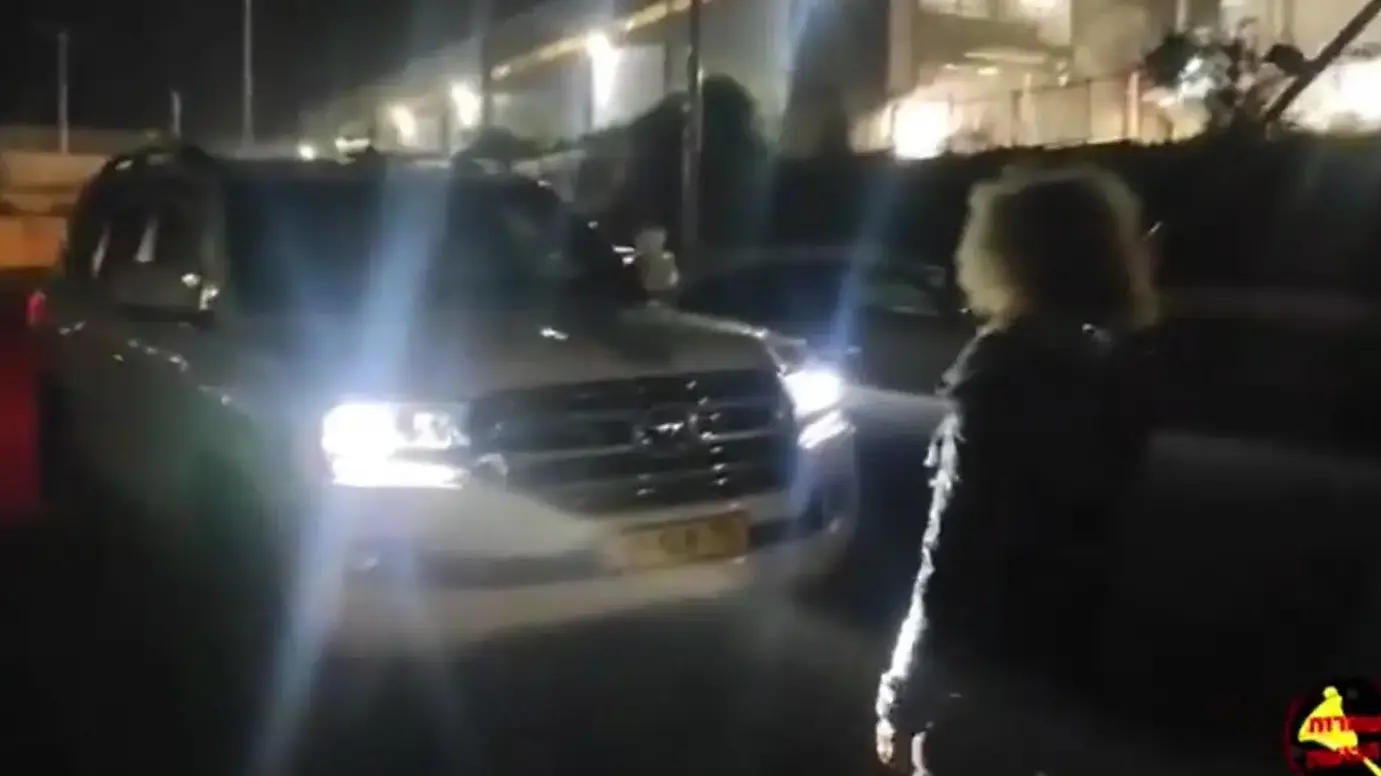 חסימת רכבו של בצלאל סמוטריץ' בכניסה לערוץ 14