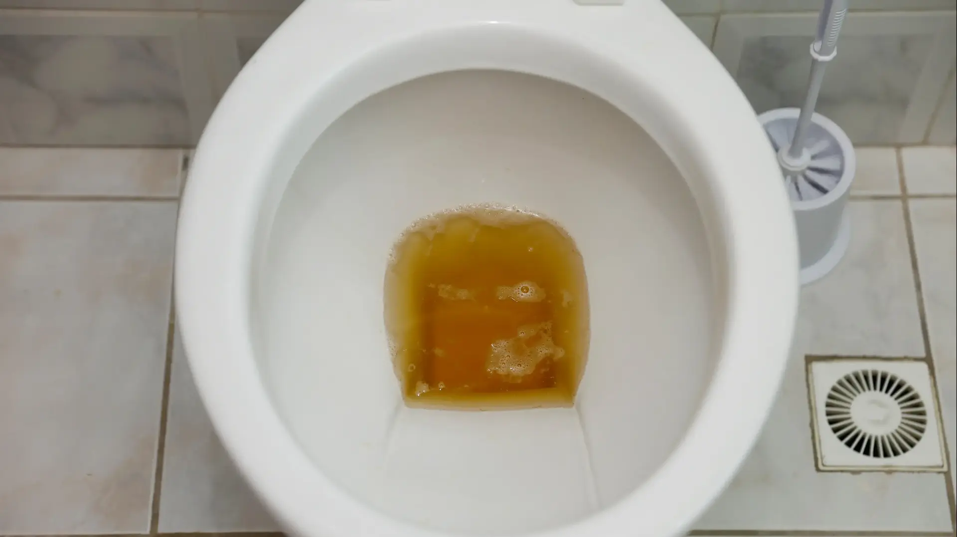 שתן צהוב בשירותים