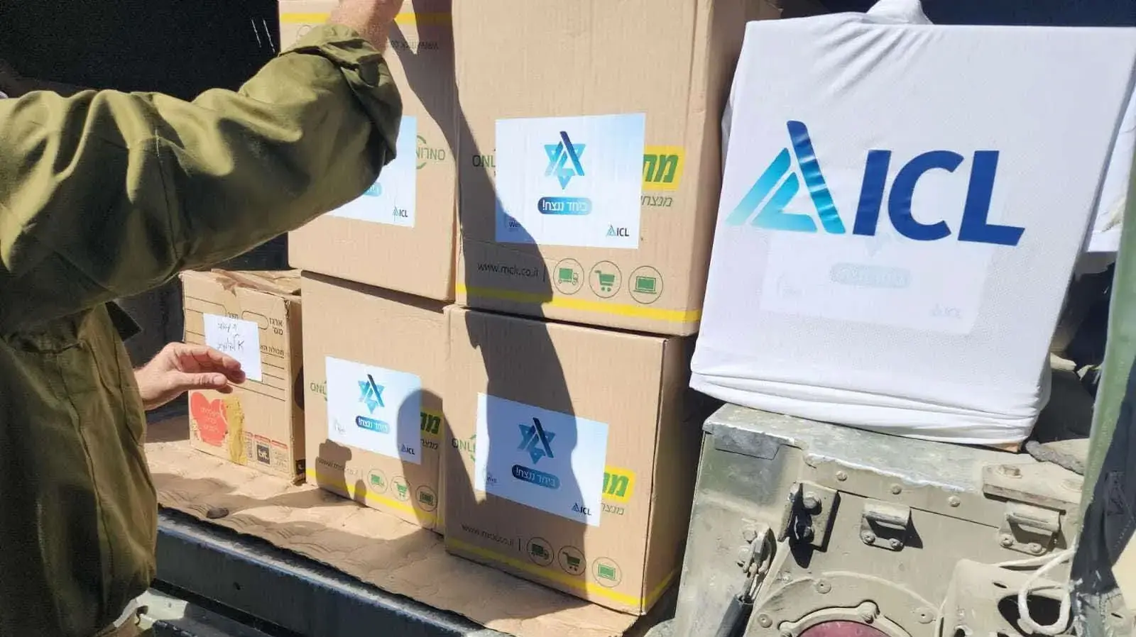 אורזים חבילות לחיילים בחברת ICL