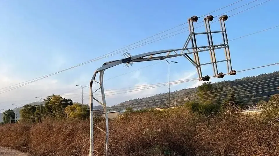 עמוד חברת חשמל שהתכופף מהרוחות בצומת כוח