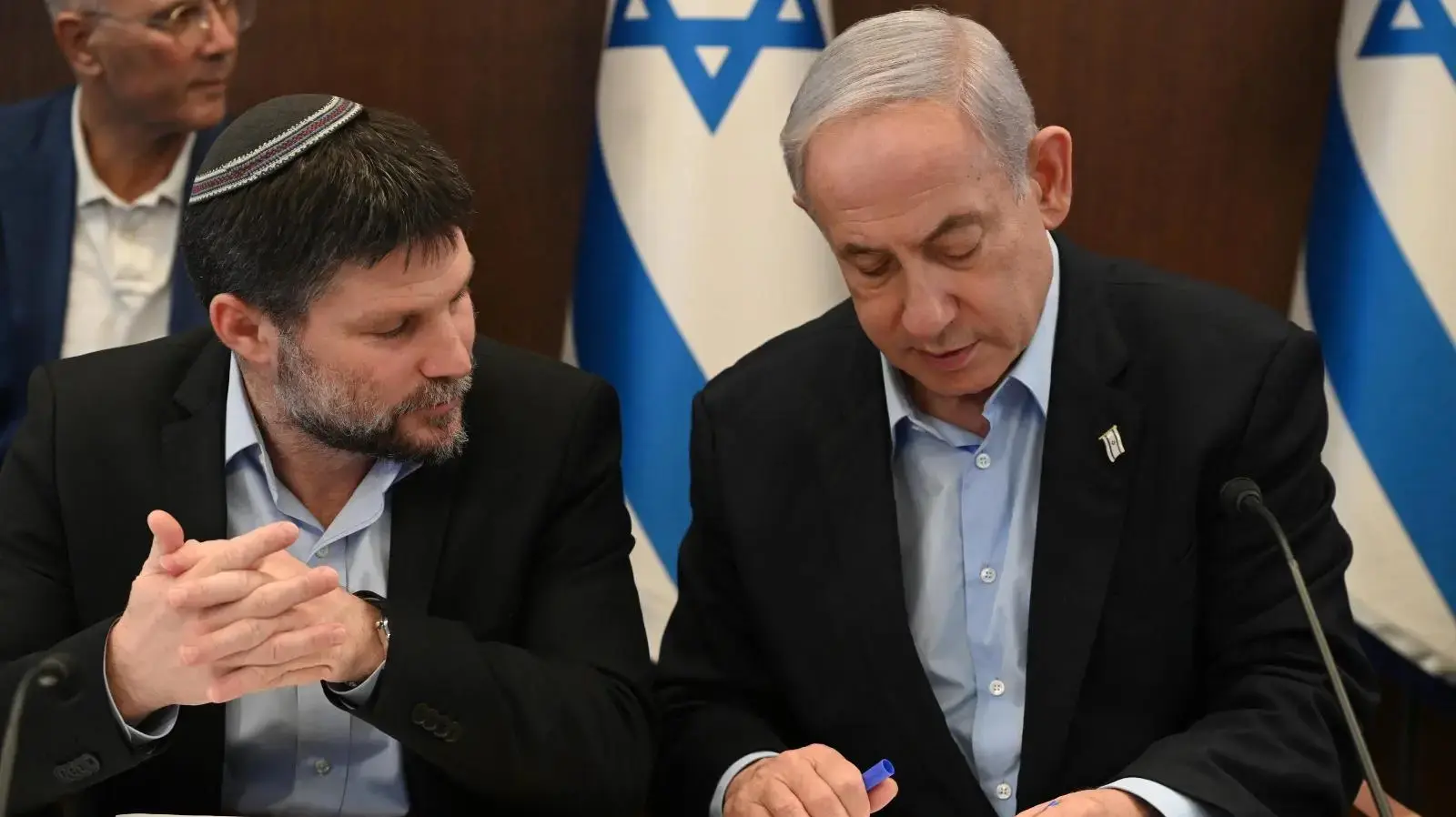 ראש הממשלה בנימין נתניהו ושר האוצר בצלאל סמוטריץ׳ בישיבת הממשלה לאישור תקציב המדינה לשנת 2024.