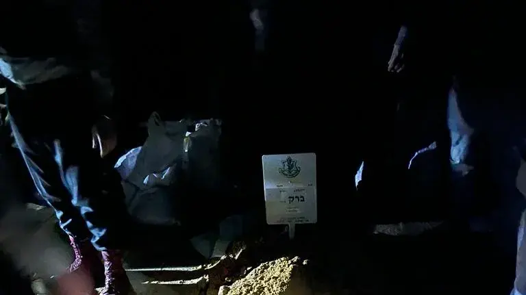 הלוויתם של ברק איילון ואימו מירה איילון, בבית העלמין בכפר יובל.