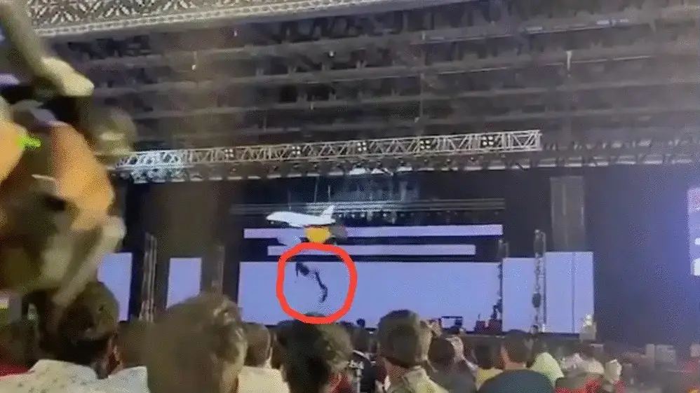הרגע בו מנכ"ל נפל למותו על הבמה כשניסה לעשות כניסה מפוארת במסיבת חברה