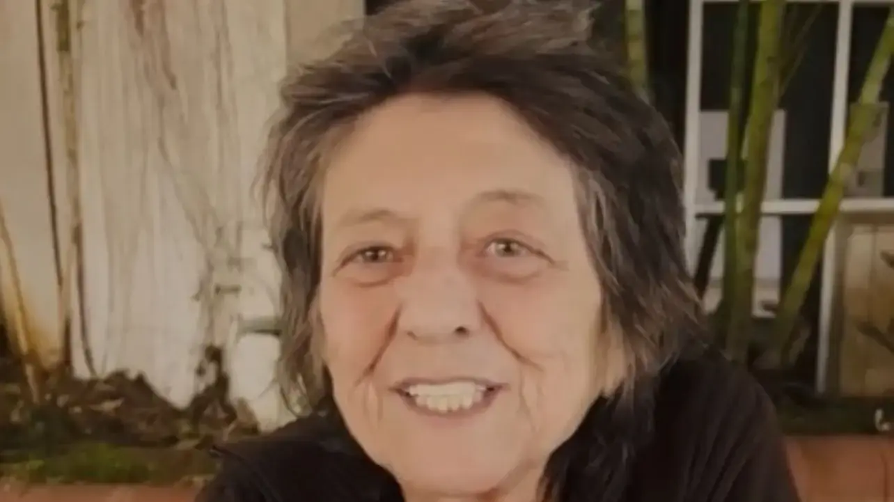 קורין אלאל בהודעה מצולמת ששלחה למסיבת העיתונאים של האירוע "צלילי חורף" של היכל התרבות בתל אביב, אליו הייתה אמורה להגיע אך נבצר ממנה בגלל בדיקה רפואית, ינואר 2024