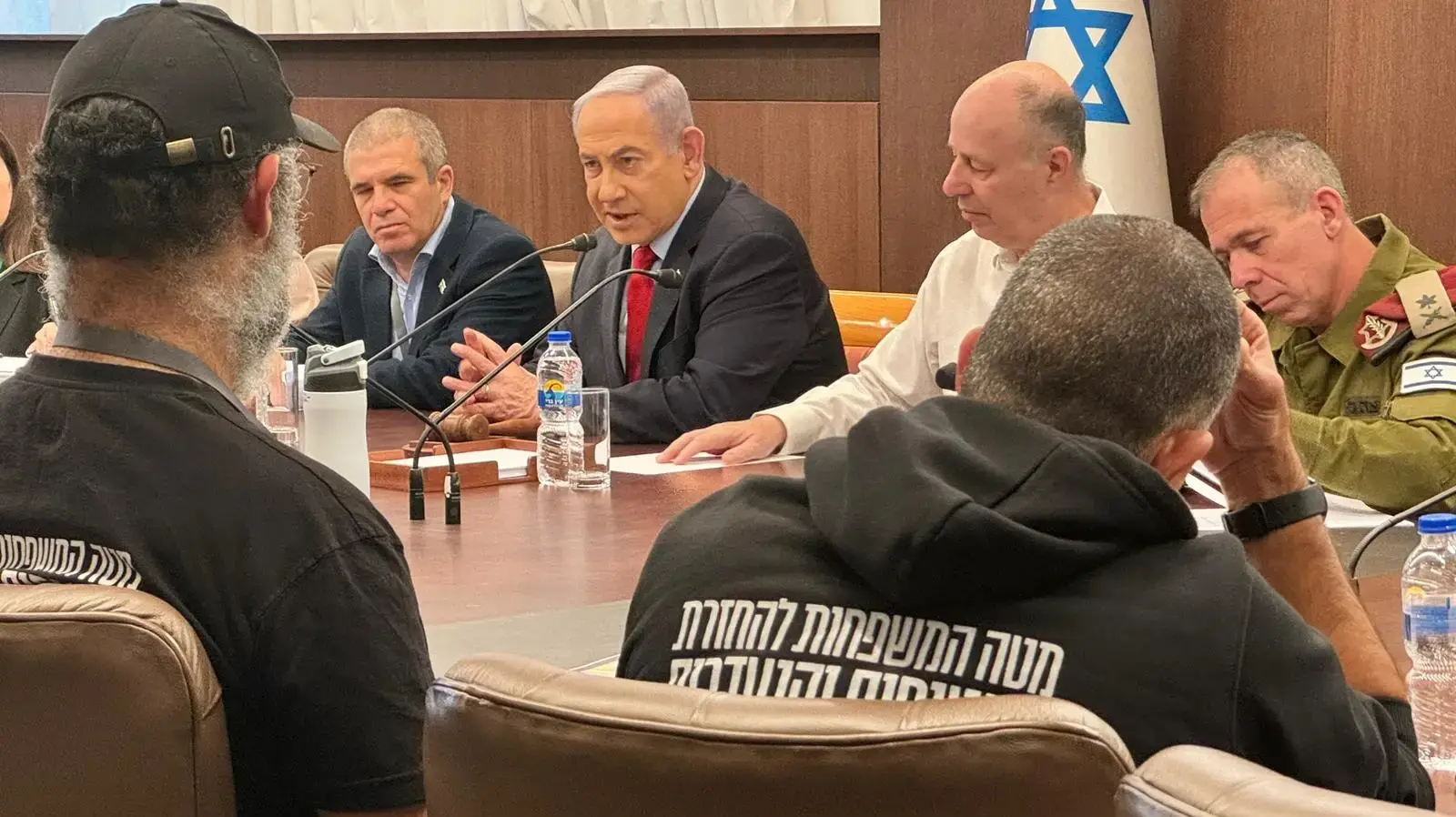 ראש הממשלה בנימין נתניהו בפגישתו עם נציגי משפחות החטופים,22 בינואר 2024
