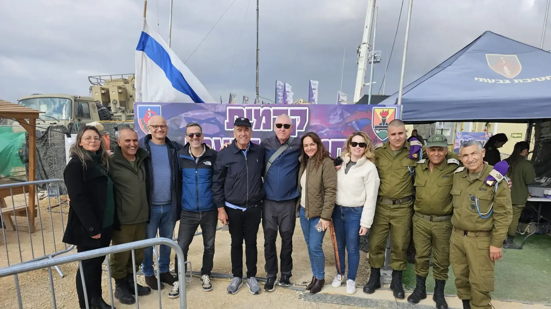 האלוף במיל׳ יום טוב סמיה, יצחק לויט, יו״ר עמותת בית חטיבת גבעתי, נציגי yes ופלאפון האלוף במיל׳ יום טוב סמיה, יצחק לויט, יו״ר עמותת בית חטיבת גבעתי, נציגי yes ופלאפון