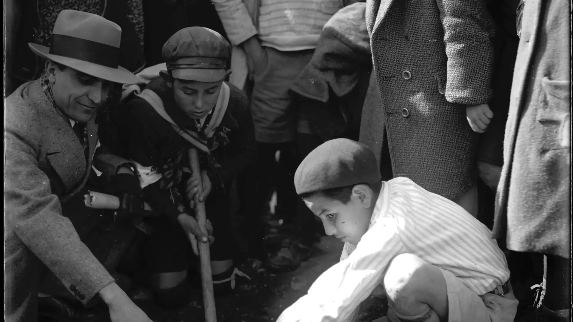 תלמידי בית ספר נוטעים בירושלים, 1935