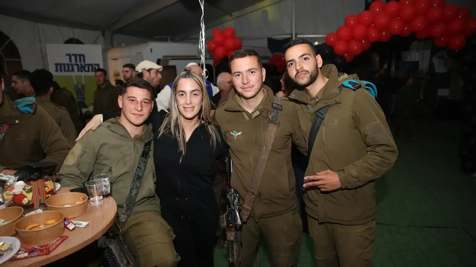 יובל מעתוק עם החיילים