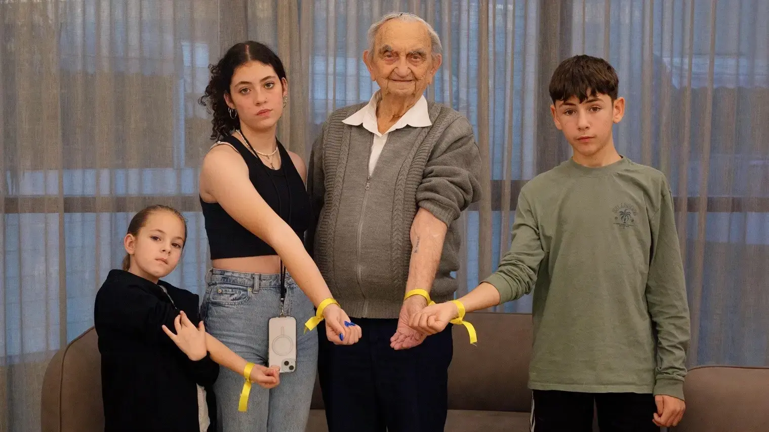הילדים שחזרו מהשבי דפנה אליקים (15), אלה אליקים (8) ואיתן יהלומי (12), ושורד השואה אביגדור נוימן (92).