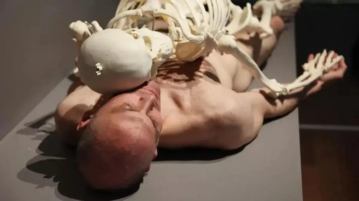 האמן ג'ון בונפד בתצוגה "Marina Abramovic: The Artist Is Present.