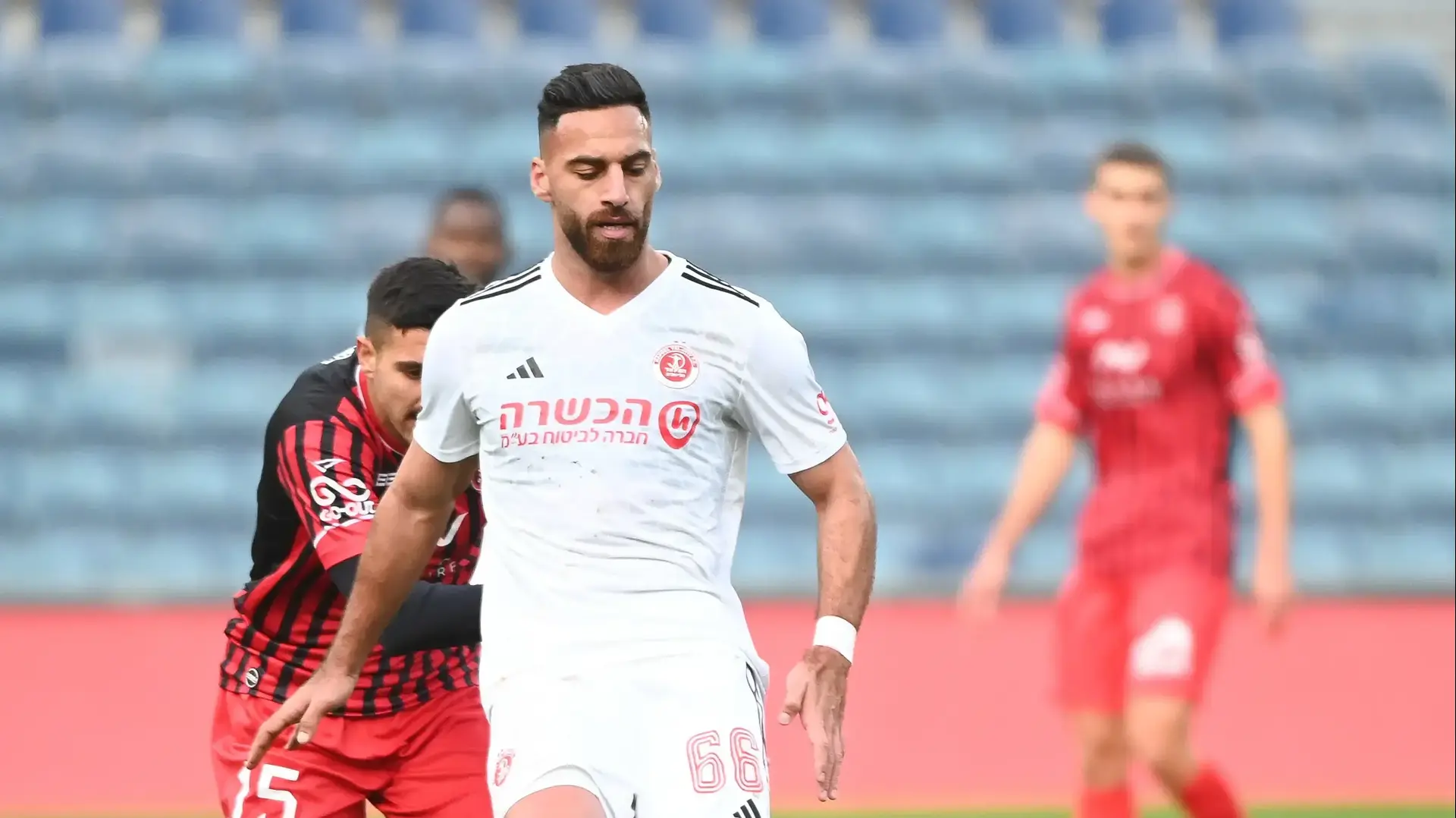שחקן הפועל תל אביב איהאב גנאים, לפני שחקן הפועל ירושלים, אופק ביטון