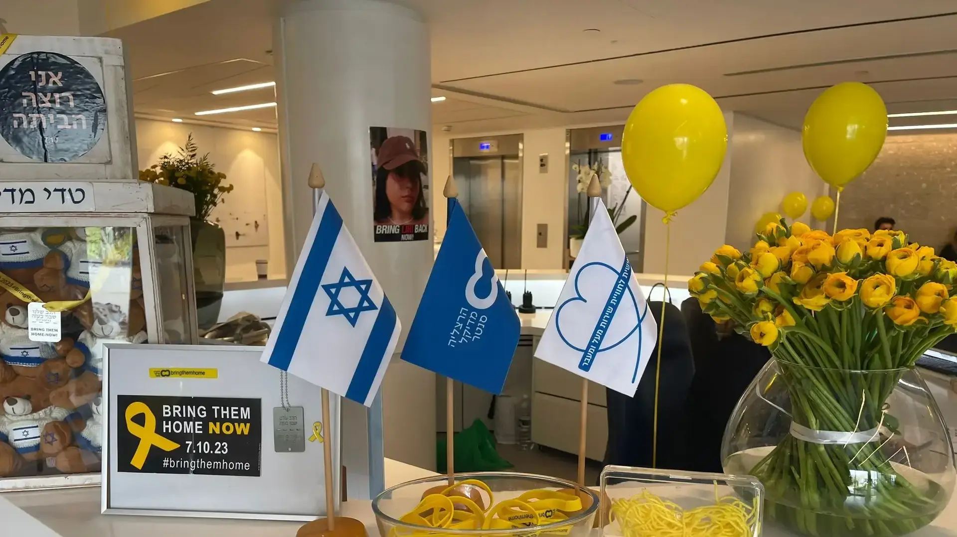 מיצג להחזרת החטופים במדיקל סנטר