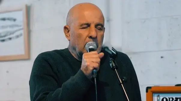 עמיר לב ואנסמבל התזמורת האנדלוסית הישראלית אשדוד מבצעים את השיר "עננים שחורים"