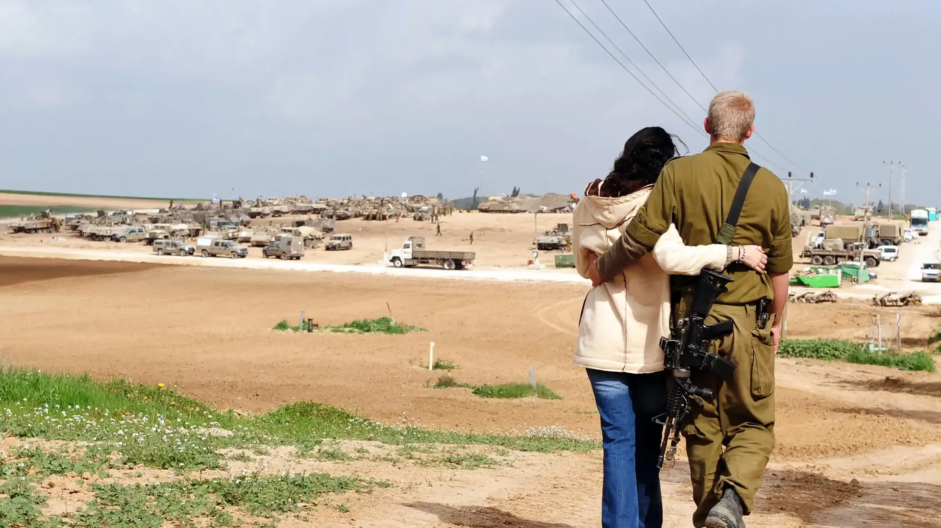 חייל צה"ל מחבק את בת זוגו