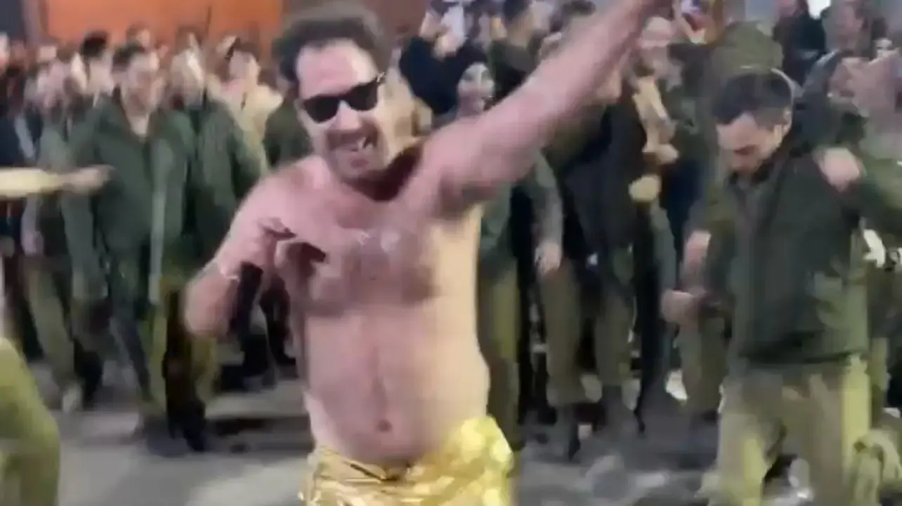 אביהו פנחסוב מופיע בפני חיילים במהלך מלחמת עזה, 31 בינואר 2024