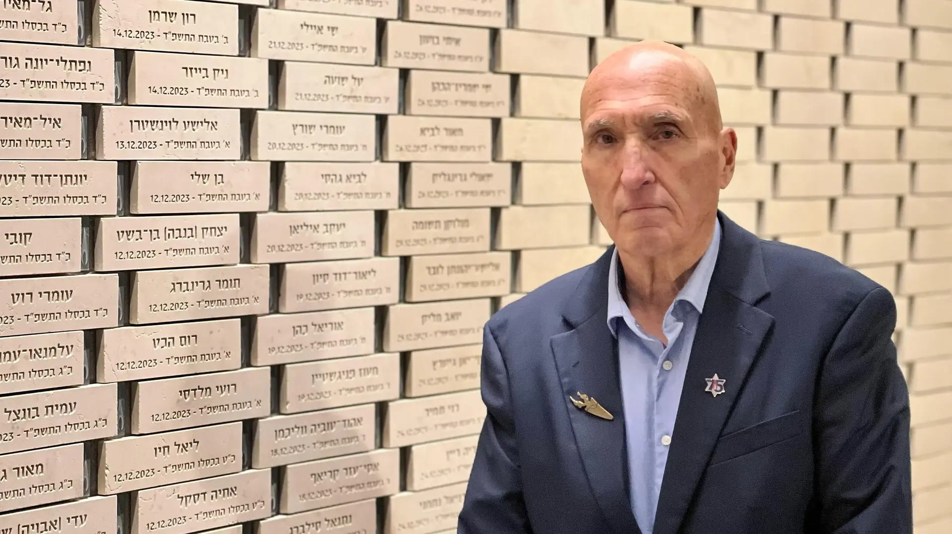 יו"ר יד לבנים אלי בן שם בהיכל הזיכרון בהר הרצל, ירושלים.