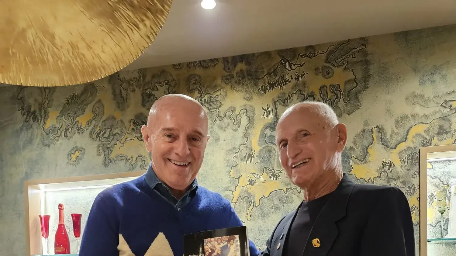 אברהם קליין עם השחקן והמאמן האיטלקי אריגו סאקי