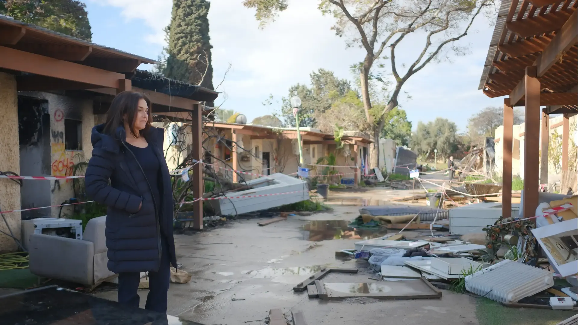 שריל סנדברג מבקרת בקיבוץ רעים במהלך צילומי הדוקו על הטבח בדרום.