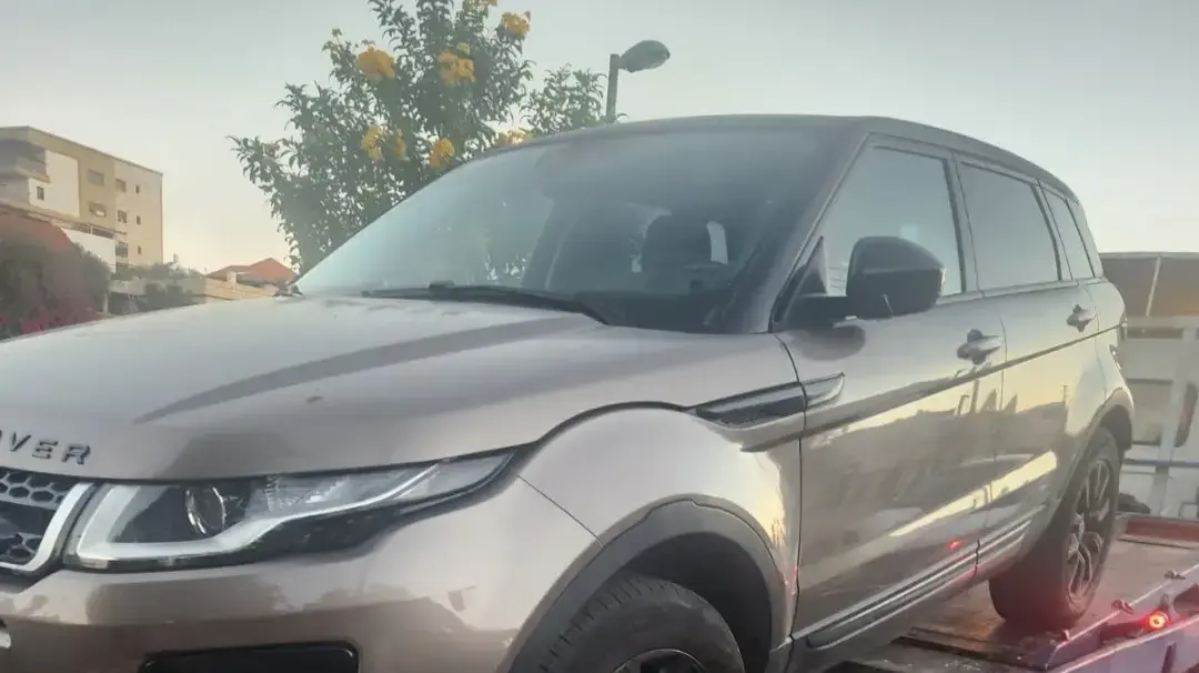 ריינג' רובר איווק שניזוק בתאונה ובעליו התחמק מלשלם למוסך על התיקון