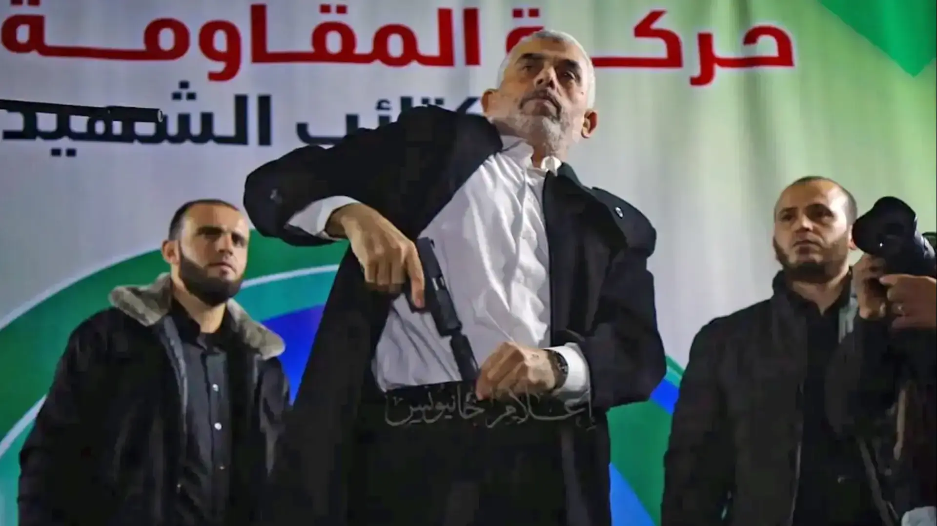 יחיא סינוואר עם הציוד שנלקח מכוח צה"ל בתקרית בעזה - 16 נובמבר 2018