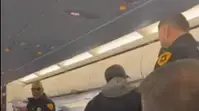 נוסע שלף סכין גילוח והצמיד לגרון הנוסעת שלידו