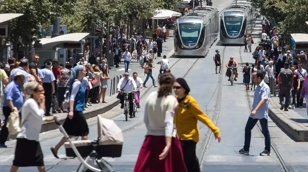 רוכבי אופניים לצד הרכבת הקלה ברחוב יפו