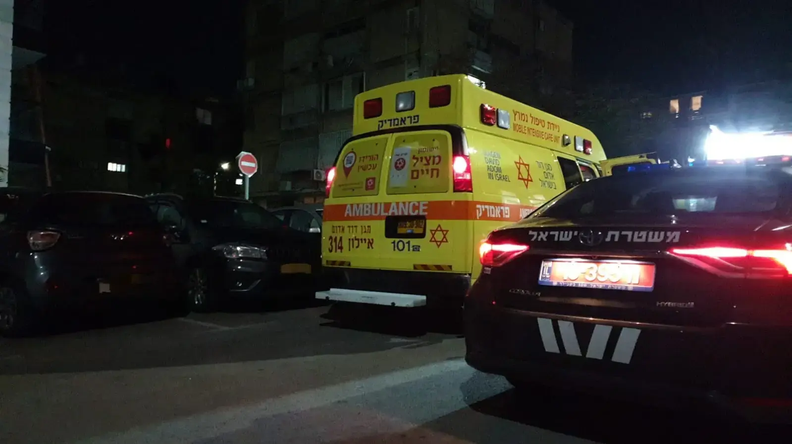 בת 72 נדקרה למוות בבת ים, בן זוגה הקשיש נלקח לחקירה.