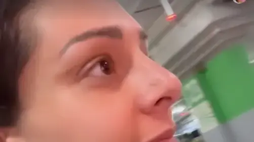 מעיין אדם שפשפה את הרכב בחניון