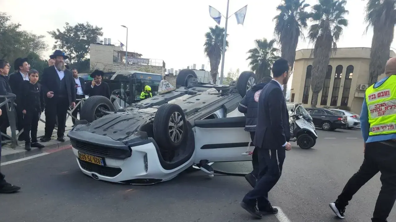 מורה נהיגה ותלמידו התהפכו בירושלים עם טויוטה יאריס קרוס
