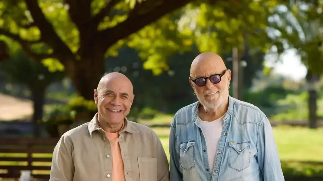 אריק סיני מתארח בפרסומת למזרחי טפחות לצד דביר בנדק