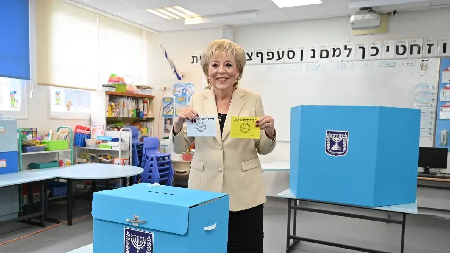 מרים פיירברג איכר מצביעה בבחירות לראשות עיריית נתניה, 27 בפברואר 2024