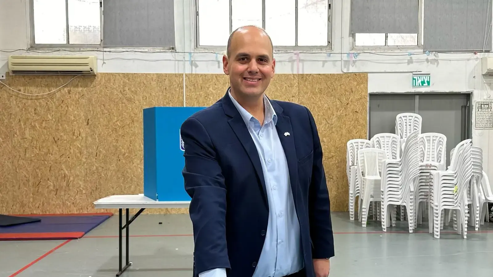 צביקה ברוט, ראש העיר בת ים מצביע ביום הבחירות לראשות העיר, 27 בפברואר 2024