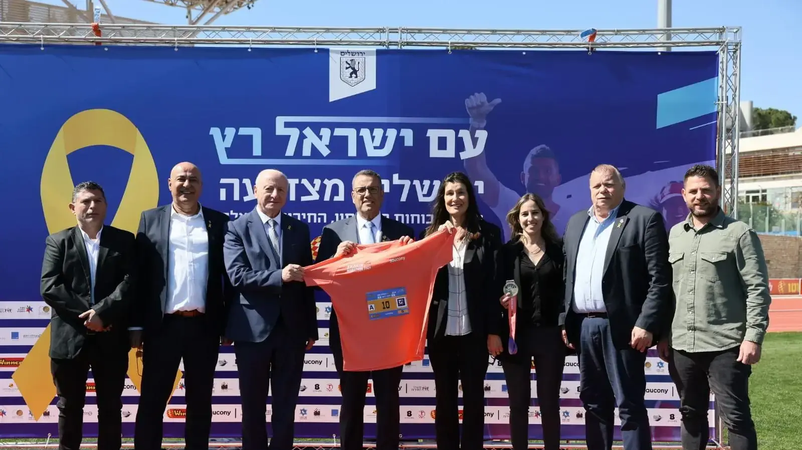 מימין יעל גודמן נציגת הקבוצה האתגרית עוטף, ראש העיר ירושלים ואיה מידן, מייסדת קבוצת הריצה של קיבוץ בארי מימין יעל גודמן נציגת הקבוצה האתגרית עוטף, ראש העיר ירושלים ואיה מידן, מייסדת קבוצת הריצה של קיבוץ בארי
