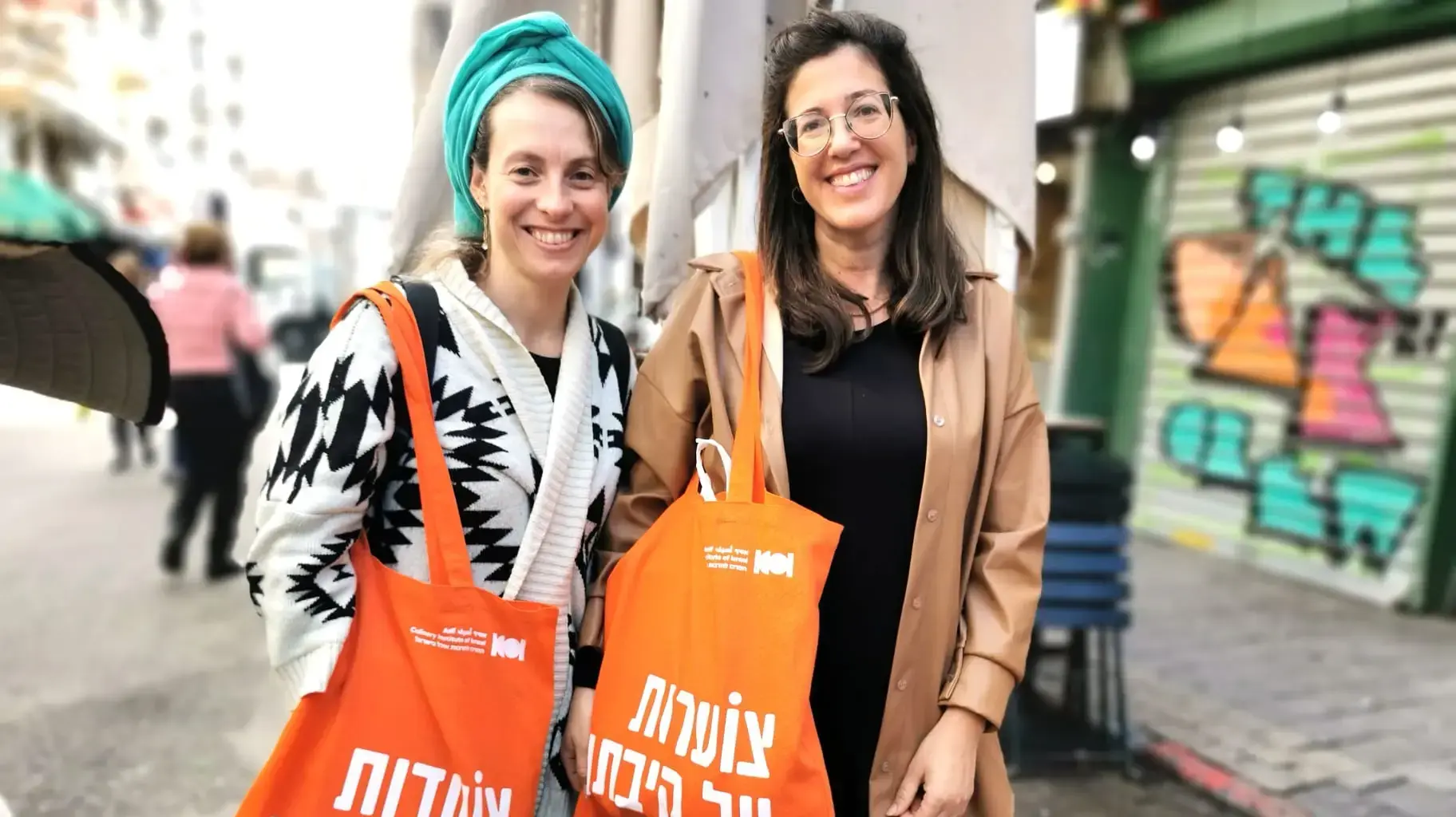 הילה וייס לשם ונעמה הירש בפרויקט צועדות על קיבתן שוק לוינסקי, של מרכז אסיף