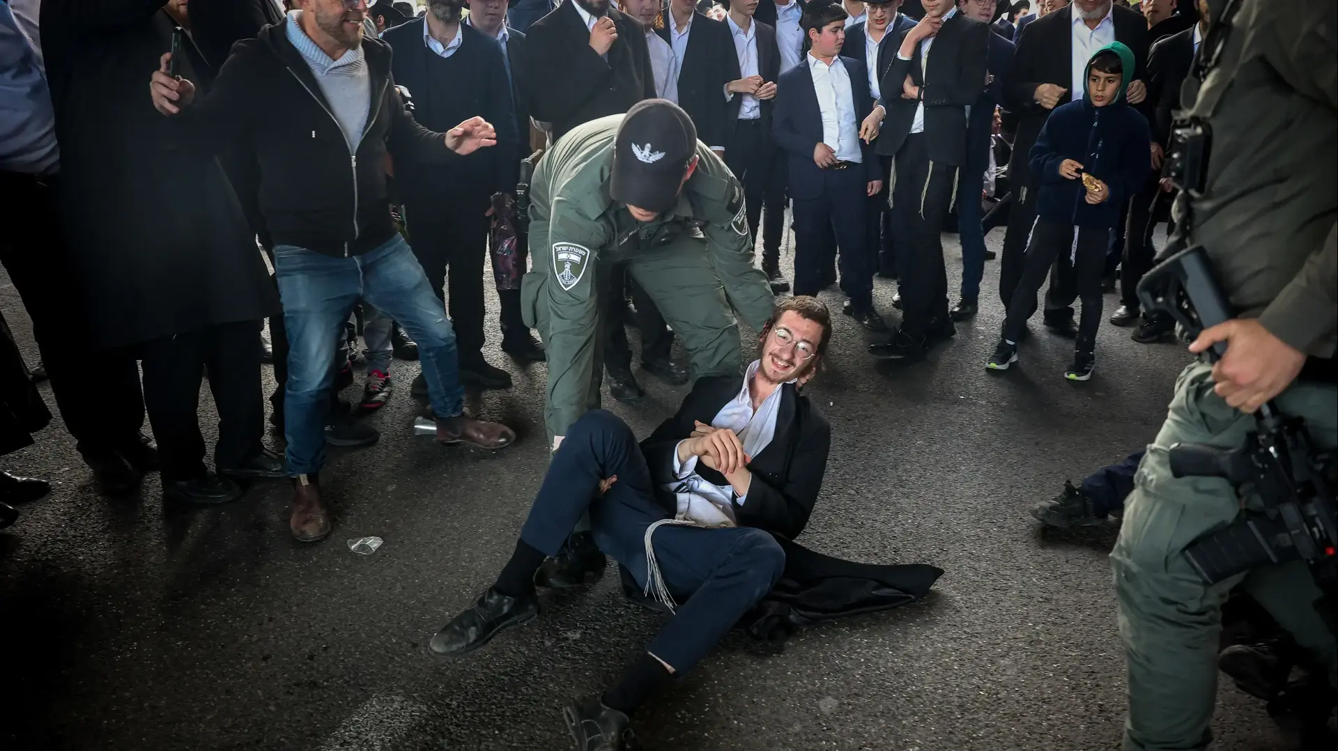 חרדים קיצוניים מוחים על הכוונה לגייס חרדים, כביש 4 באזור צומת קוקה קולה, 4 במרץ 2024