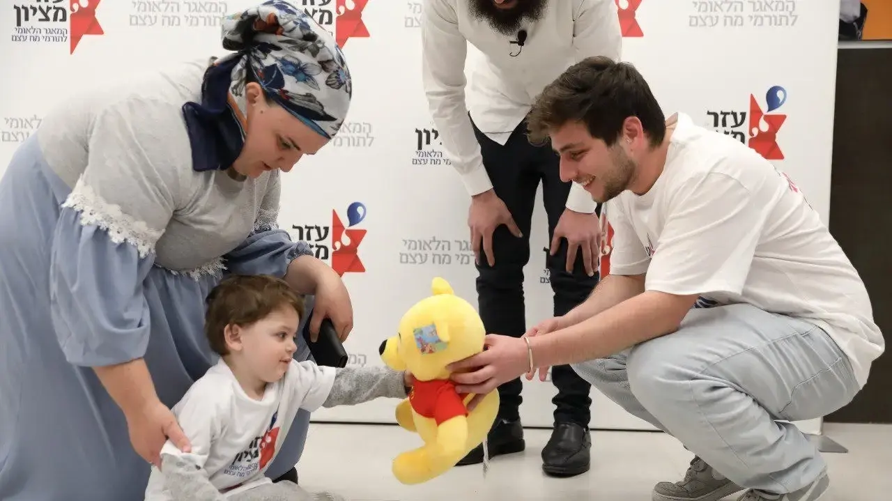 נדב והודיה בפגישה המרגשת נדב והודיה בפגישה המרגשת