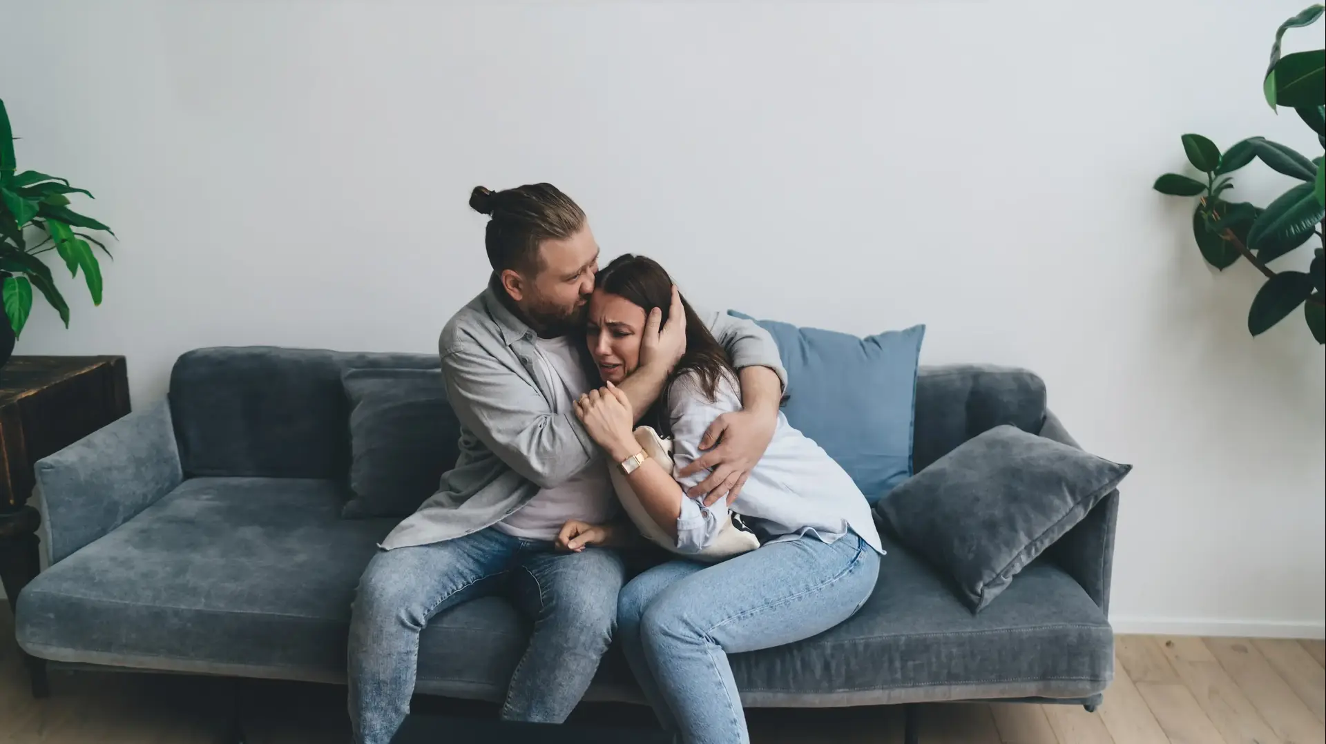 זוג עצוב יושב על ספה