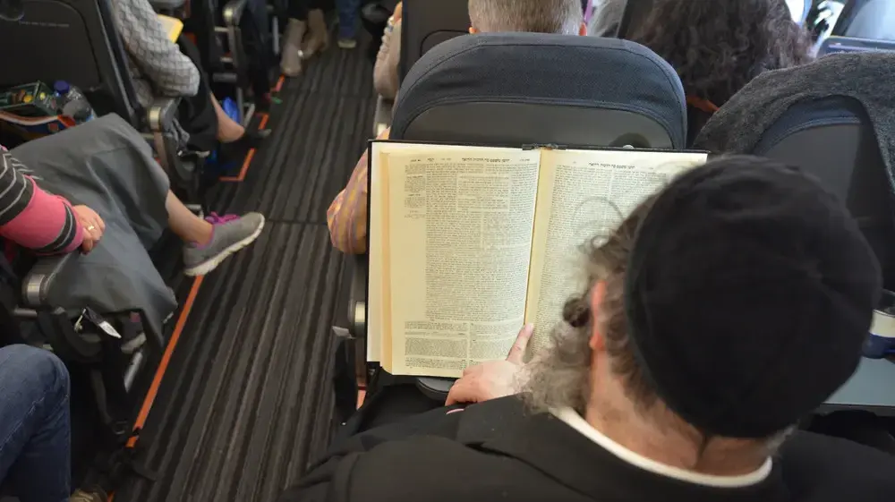 נוסע חרדי בטיסה