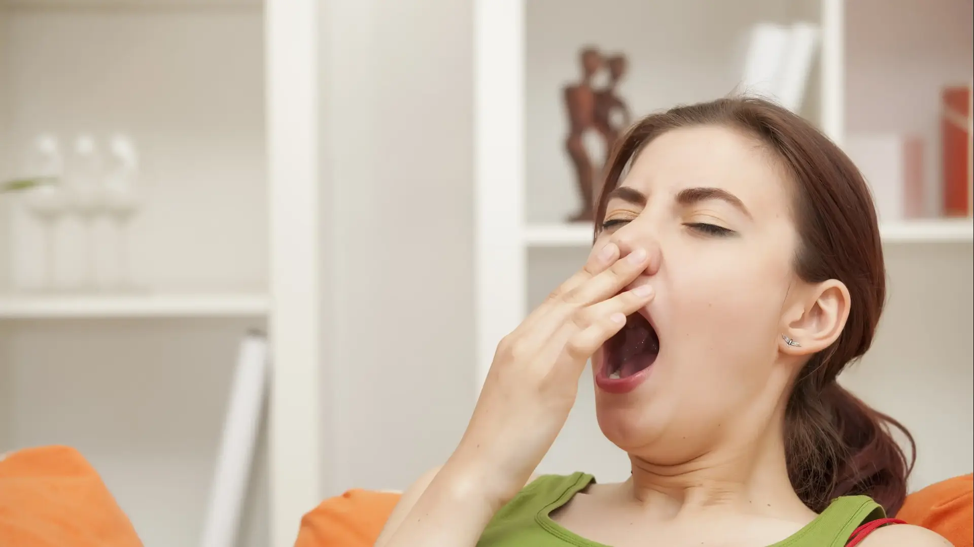 אישה מפהקת אישה מפהקת