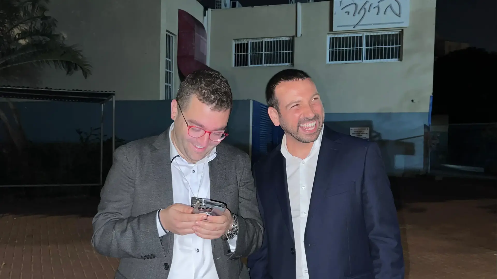ראש העיר חולון שי קינן והיועץ האסטרטגי חיים גריידינגר, במהלך קמפיין הבחירות ראש העיר חולון שי קינן והיועץ האסטרטגי חיים גריידינגר, במהלך קמפיין הבחירות