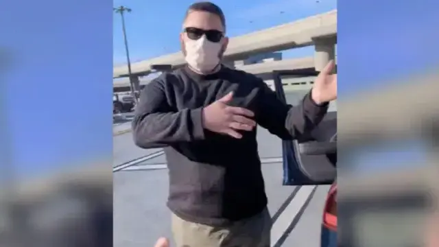 נהג ההסעות שהואשם בקליפורניה בתקיפת נוסע על רקע לאומני
