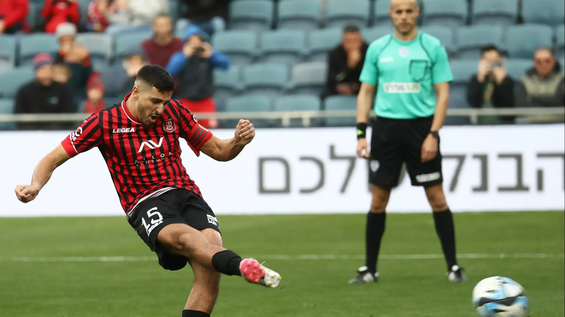 שחקן הפועל ירושלים אופק ביטון, בועט פנדל