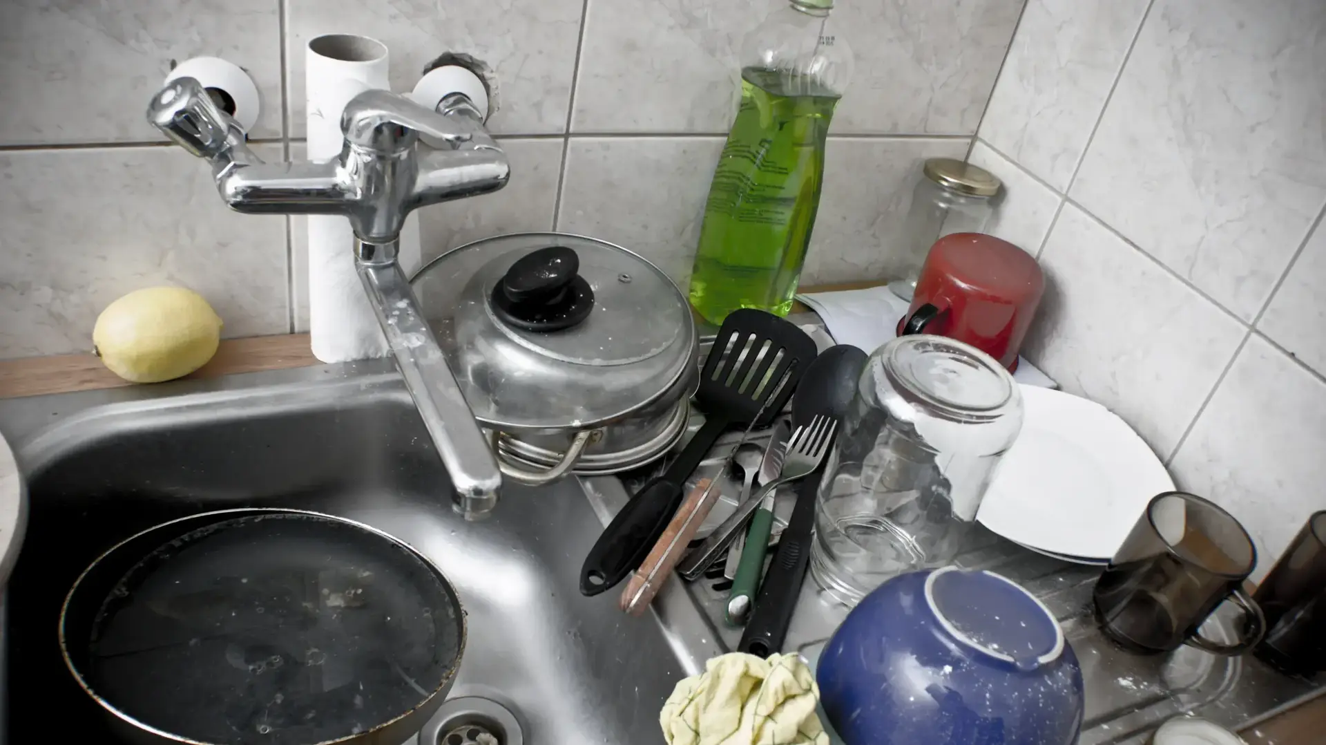 כיור מטבח עם כלים מלוכלכים