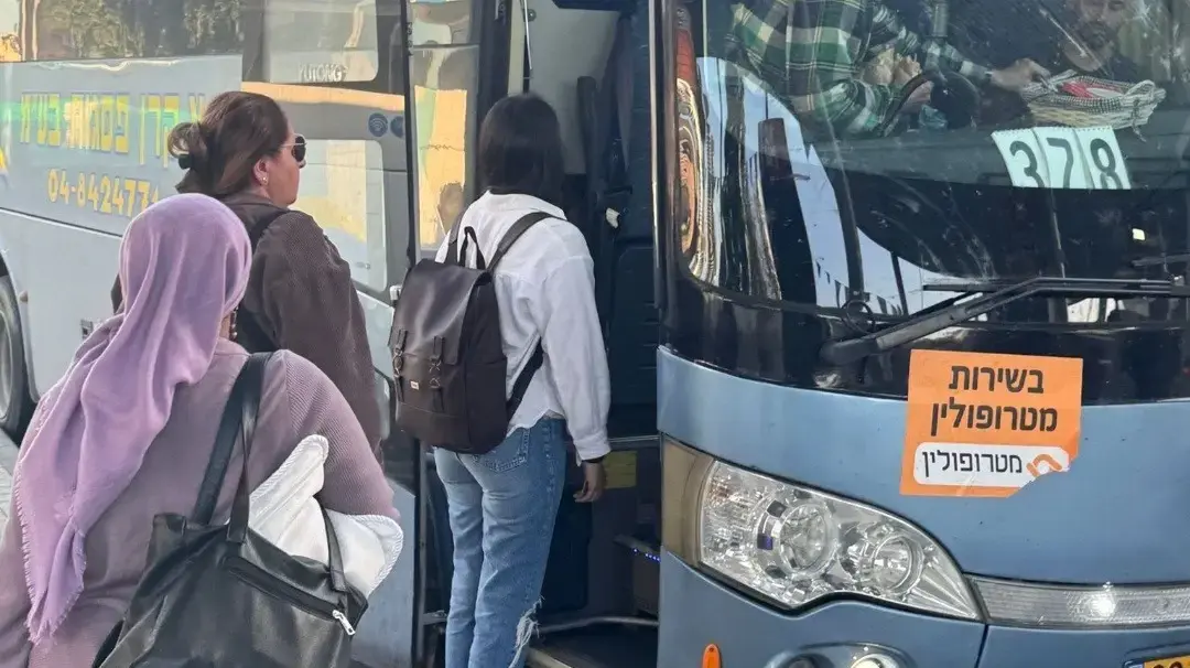 נוסעים עולים בתחנת סבידור בתל אביב לקו 378 של מטרופולין בביצוע בון תור