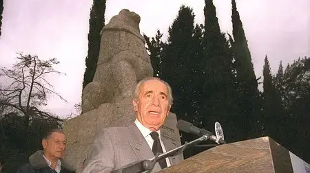ראש הממשלה שמעון פרס בטקס י"א באדר בתל חי