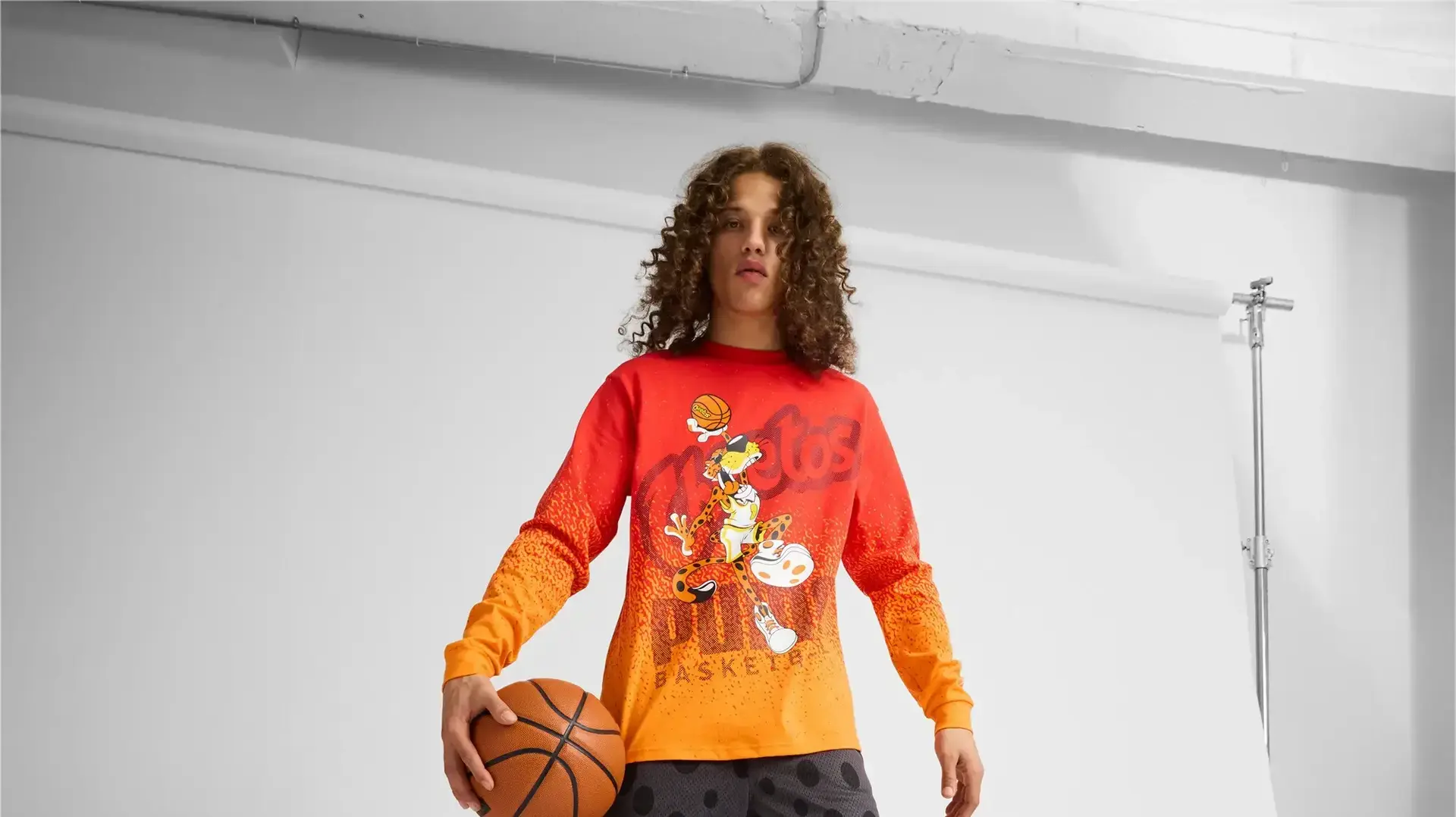 PUMA x Cheetos 0 חולצה 219 שקל, נעליים 549.9 שקל, מכנס 399.9 שקל