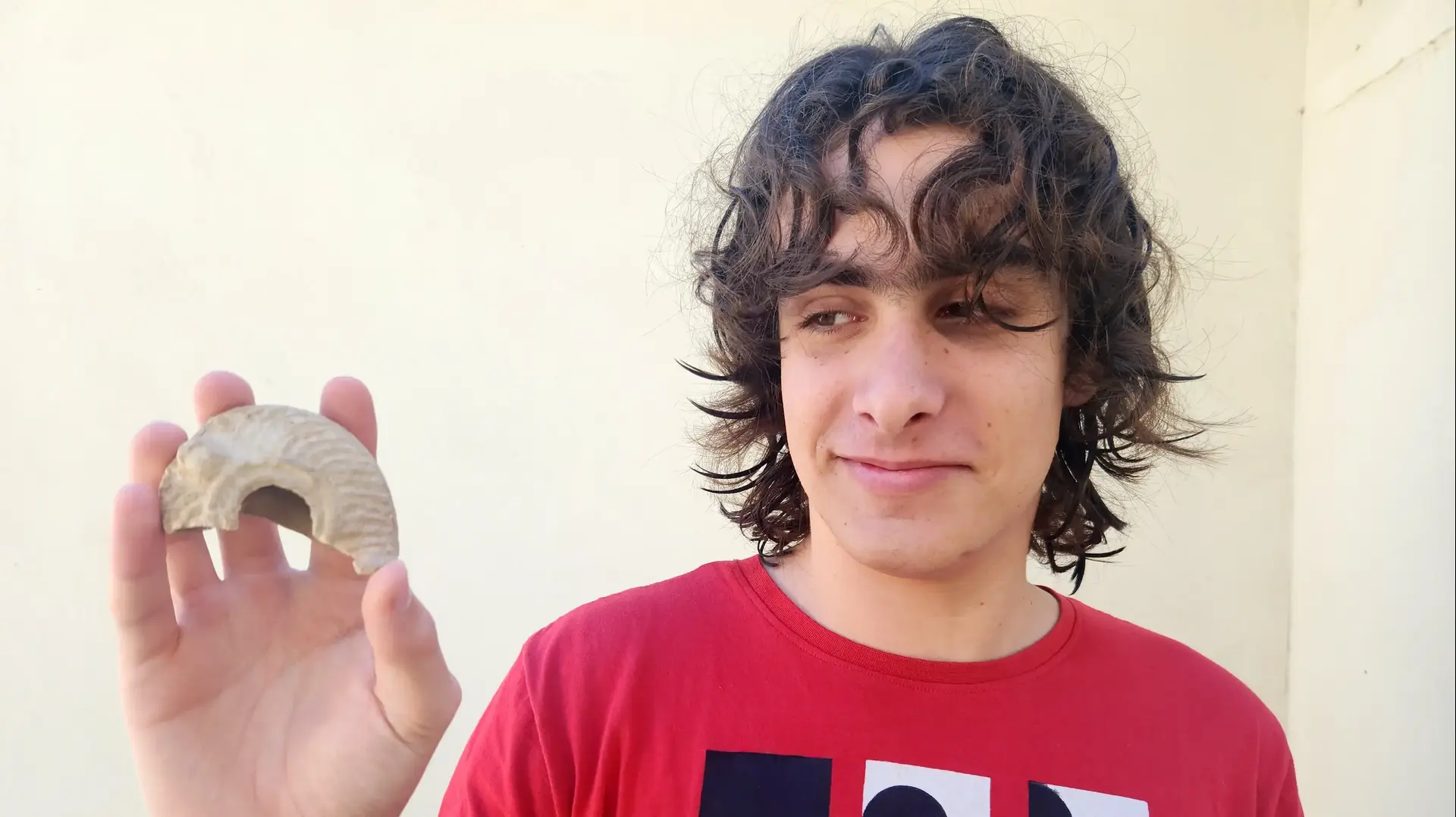 הנער יונתן פרנקל גילה בטיול נר שמן בן כ-1,600 שנה