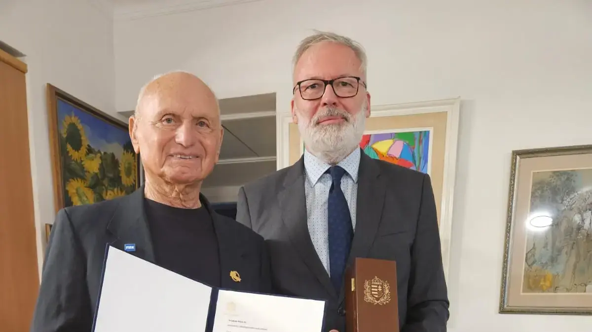 שופט העבר אברהם קליין עם שגריר הונגריה בישראל זולטאן סאנטגיורגי