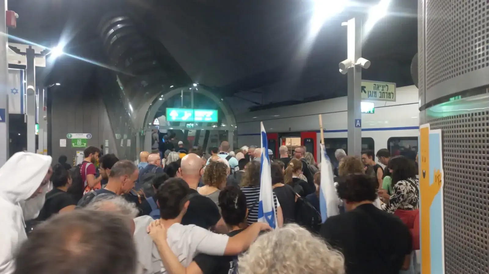עומסים ברכבת בתחנת נבון בירושלים בגלל ההפגנה להקדמת הבחירות